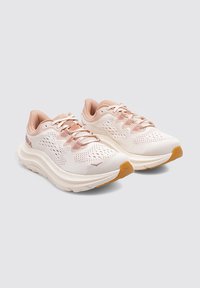 Zapatillas de running ligeras en blanco y rosa pálido. Parte superior de malla para transpirabilidad, cuello acolchado y suela texturizada con acentos de goma.