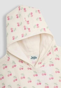 Pullover leggero con cappuccio in tessuto crema con un motivo a ciliegie ripetuto in rosa e verde. Presenta un colletto cucito e una texture morbida.