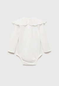 Valkoinen pitkähiha bodysuit, jossa on suuri aaltoileva silmäletin kaulus, takana napitus ja tiukka istuvuus alhaalla.