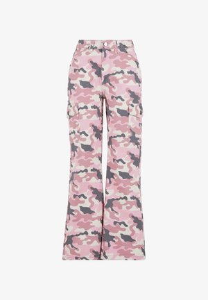Kamuflāžas cargo bikses rozā, pelēkā un krēmkrāsā. Iespējas ietver divas sānu kabatas, plašas kājas un augstu jostasvietu. Izgatavotas no stingra kokvilnas materiāla.