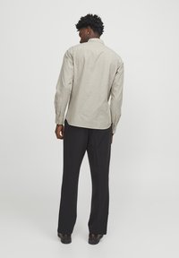 Jack & Jones PREMIUM JPRBLUBROOK OXFORD  NOOS - Vapaa-ajan kauluspaita - dried herb