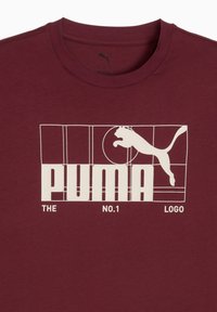 Bordeauxfarvet bomulds T-shirt med et stort hvidt grafisk logo med teksten "PUMA THE NO.1 LOGO" og en silhuet af en springende puma.