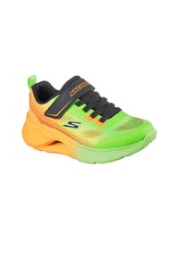 Zapatillas de deporte en verde neón y naranja con parte superior de malla, tira de velcro gris, cordones negros y suela texturizada para mejorar el agarre. Cuenta con el logo de Skechers.
