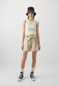 ONLY ONLCALLIE - Short - humus