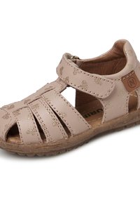 Zachte roze leren sandaal met gouden hartpatronen, open teenontwerp, verstelbare band en een textuurrubber zool voor grip.