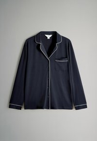 Mörkblå långärmad pyjamaströja i mjukt tyg, med vit piping på krage, ficka och manschetter, samt knäppning framtill.