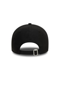 Μαύρο καπέλο με ρυθμιζόμενο λουράκι, που παρουσιάζει ομαλή υφή από βαμβάκι και στρογγυλεμένο σχήμα. Διαθέτει μεταλλική αγκράφα στο πίσω μέρος.