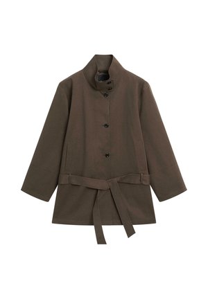 Cappotto marrone scuro fino al ginocchio con collo alto, bottoni frontali, tasche laterali e cintura abbinata legata in vita, disteso su sfondo bianco.