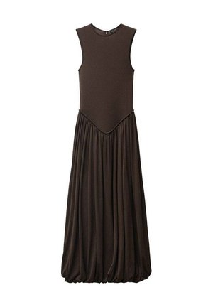 Robe sans manches marron avec un haut ajusté et une jupe volumineuse, froncée. Fabriquée en tissu doux avec une texture lisse et un col rond.