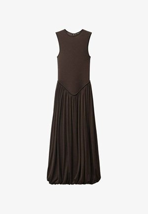 Robe sans manches marron avec un haut ajusté et une jupe volumineuse, froncée. Fabriquée en tissu doux avec une texture lisse et un col rond.