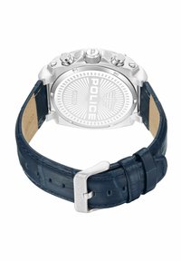 Sölvur med runt boett, blå läderrem med krokodilsmönster och metallspänne. Märkt med "POLICE" på både boetten och remmen.