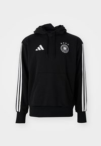 Czarna bluza z kapturem z kieszenią z przodu, białe logo Adidas na klatce piersiowej oraz trzy białe paski na rękawach. Posiada sznurki do regulacji kaptura.