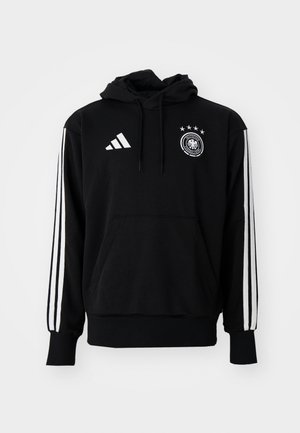 Hanorac negru cu buzunar frontal, logo Adidas alb pe piept și trei dungi albe pe mâneci. Dispune de un glugă cu șnur.