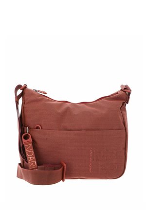 Sac bandoulière rouge texturé avec bandoulière réglable, poche avant, fermeture éclair et porte-clés portant l'inscription "MANDARINA DUCK".