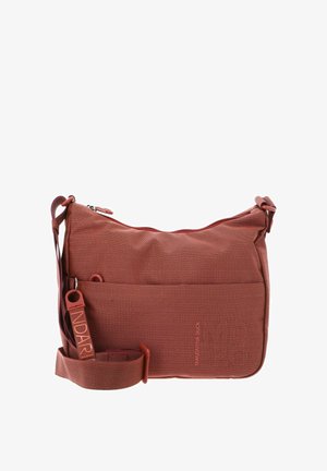 Sac bandoulière rouge texturé avec bandoulière réglable, poche avant, fermeture éclair et porte-clés portant l'inscription "MANDARINA DUCK".