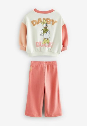 Lichtgekleurde sweatshirt met de tekst en afbeelding "DAISY DUCK", gecombineerd met geribbelde roze shorts. Zacht materiaal, losse pasvorm, contrasterende mouwen.