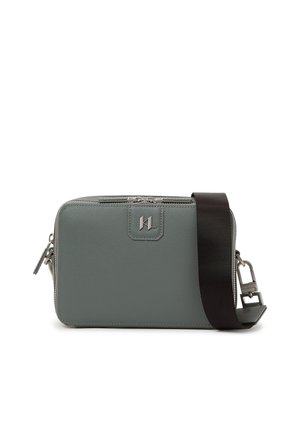 Suorakulmainen harmaa nahkainen olkalaukku, jossa hopeinen logo, vetoketjusuljenta ja leveä musta säädettävä hihna valkoisella taustalla.