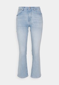 Jeans de mezclilla de color azul claro, acampanados, con una cintura alta, que cuentan con cremallera y cierre de botón, y dos bolsillos frontales. Textura suave, sin patrones visibles.