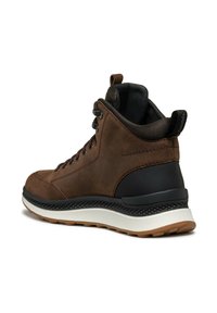 Zapato alto de cuero marrón con acentos texturizados, tacón negro y suela de goma. Cuenta con puntera redondeada y diseño de cordones con ojales.