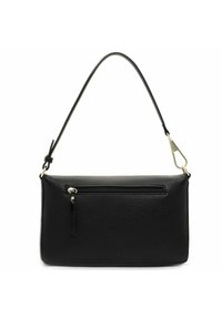 Bolso de mano de cuero negro con una forma estructurada, superficie texturizada, un asa larga y un bolsillo con cremallera en la parte frontal que cuenta con herrajes en tono dorado.