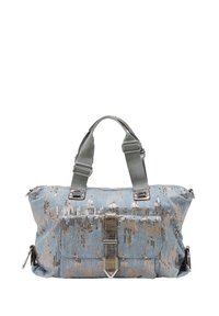 Blauwe denim handtas met zilveren pailletten in een zigzagpatroon, verstelbare grijze banden, zilveren hardware-accenten en een ritssluiting.