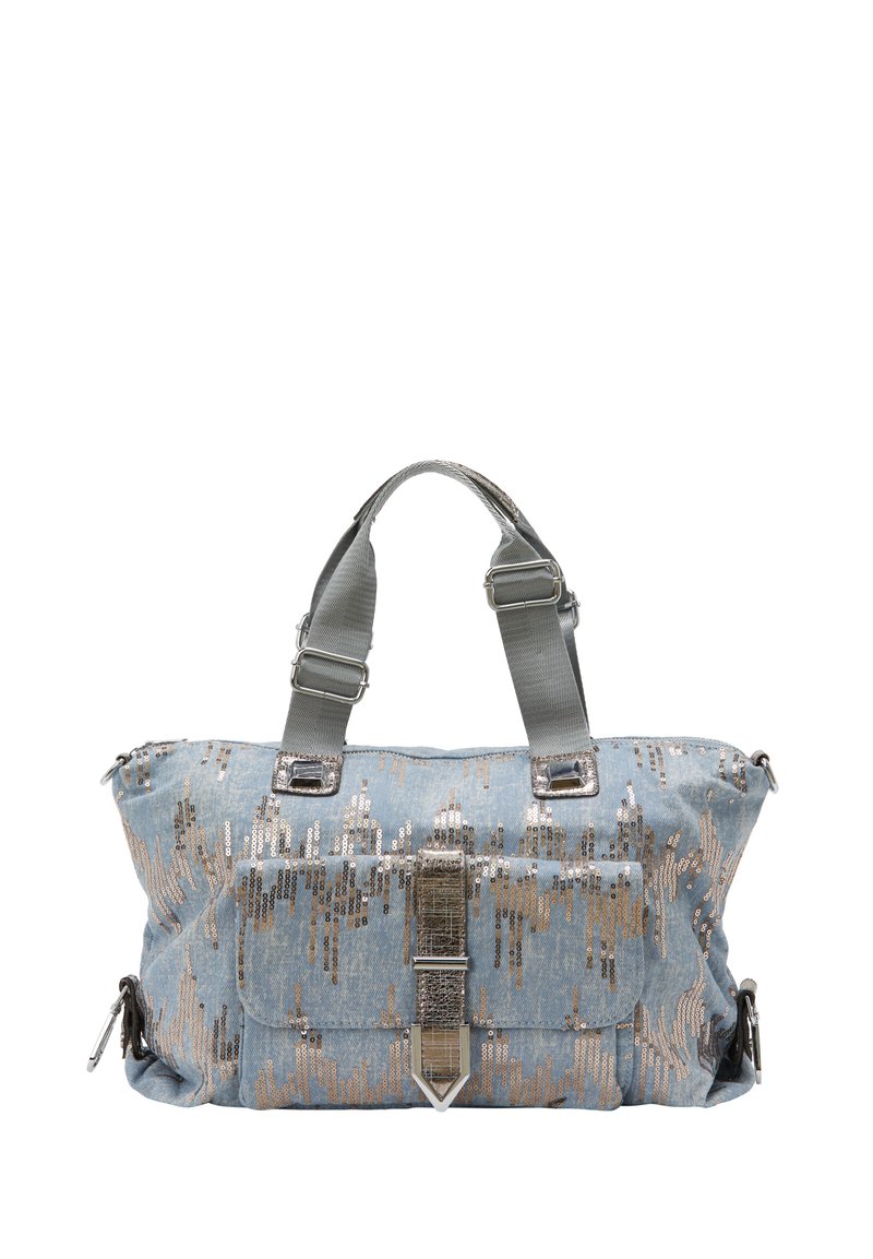 Blauwe denim handtas met zilveren pailletten in een zigzagpatroon, verstelbare grijze banden, zilveren hardware-accenten en een ritssluiting.