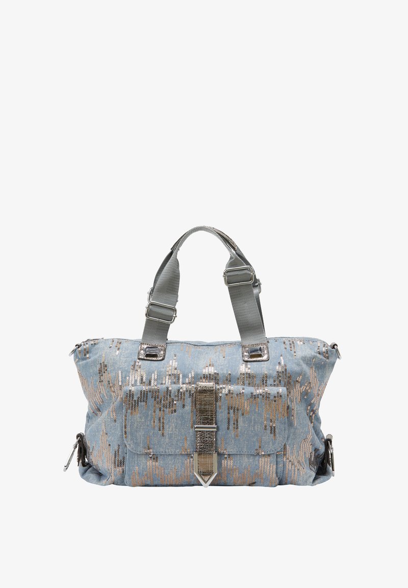 Blauwe denim handtas met zilveren pailletten in een zigzagpatroon, verstelbare grijze banden, zilveren hardware-accenten en een ritssluiting.