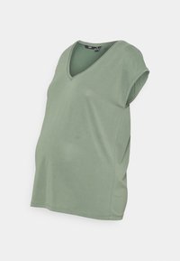 T-shirt de maternidade em tecido suave e verde claro, com decote em V, mangas curtas e um corte descontraído que acomoda uma barriga em crescimento.