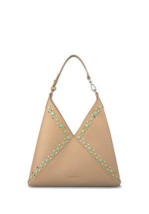 Bolso de mano triangular beige con una sola asa, decorado con tachuelas circulares y cuadradas en turquesa y dorado formando un patrón en X.