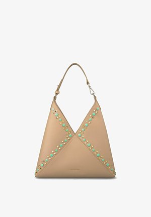 Beige driehoekige handtas met enkele band, versierd met turquoise en gouden ronde en vierkante studs in een X-patroon.