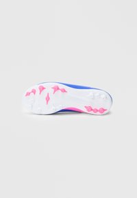 Παπούτσια με μπλε συνθετικό επάνω μέρος και λευκή εξωτερική σόλα από καουτσούκ. Διαθέτουν ροζ καρφιά για πρόσφυση και αεροδυναμικό, καμπυλωτό σχέδιο.