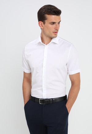 Witte korte mouwen shirt met een knoopsluiting aan de voorkant en een klassieke kraag. Draag het met een zwarte riem en marineblauwe broek. Gladde stofstructuur.