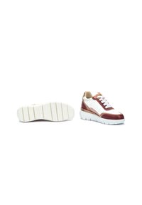 Baskets en cuir blanches et bordeaux avec des accents dorés, bout rond, semelle texturée, lacets à l'avant et finition lisse sur les panneaux latéraux.