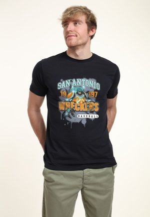 Sort bomulds T-shirt med et farverigt grafik af en robot og teksten "San Antonio 1997 Wreckers Baseball" i livlig orange og teal.
