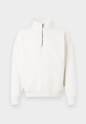 Hvid quarter-zip sweatshirt lavet af blødt stof, med højt krave, ribbede manchetter og en afslappet pasform. Diskret branding i midten.