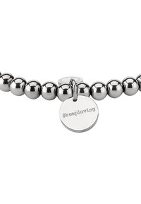 Bracciale in argento con perline rotonde e levigate e un ciondolo circolare inciso con l'hashtag "#keeploving". Texture liscia, design elegante.