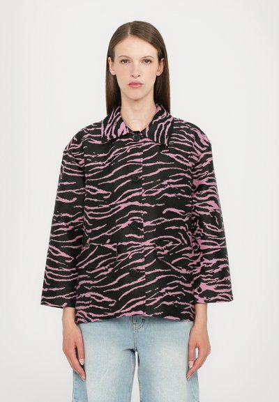 Jakke i sort og pink tigerstribe med krave, lange ærmer, fire forreste knapper og to påsyede lommer, lavet af en robust stof.