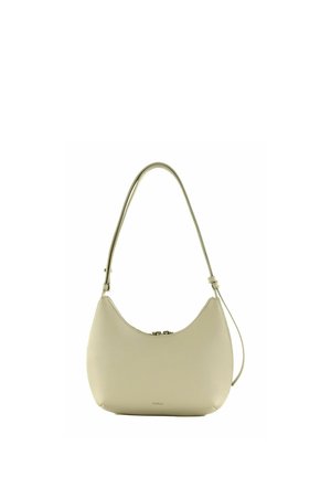 Borsa a tracolla in pelle color crema con parte superiore curva, tracolla regolabile e piccolo logo dorato posizionato al centro vicino alla base.