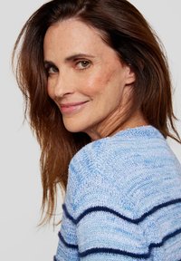 Helleblaue Strickjacke mit marineblauen horizontalen Streifen, mit einem runden Ausschnitt und strukturierter Stoffqualität. Weiches, lässiges Design.