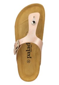 Ljusrosa lädersandal med en texturerad fotbädd, justerbar rem och metallisk hårdvara. Har logotyp tryckt på sulan.