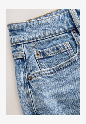 Hellblaue Jeans aus Denim mit hoher Taille, Fünf-Taschen-Design, sichtbaren Nähten und einer kleinen Münztasche mit Nieten.