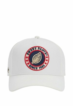 Casquette de baseball blanche avec un écusson rond représentant une feuille, des étoiles rouges et le texte "SWEET PANTS SINCE 1982" à l'avant.