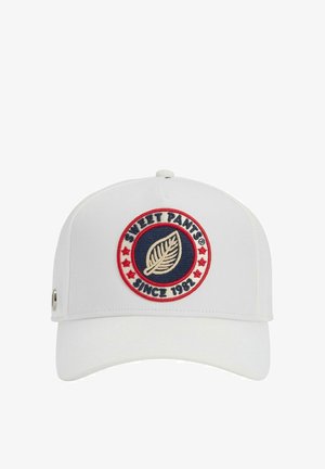 Casquette de baseball blanche avec un écusson rond représentant une feuille, des étoiles rouges et le texte "SWEET PANTS SINCE 1982" à l'avant.