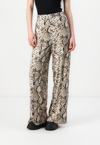 Pantalons à jambes larges en tissu léger, ornés d'un motif imprimé serpent beige et noir. Taille plate, légère brillance et coupe décontractée.