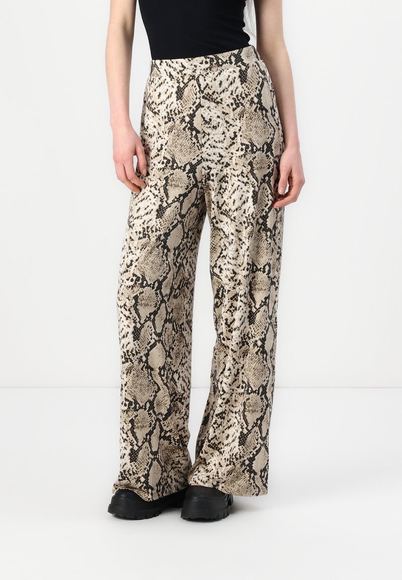 Pantalons à jambes larges en tissu léger, ornés d'un motif imprimé serpent beige et noir. Taille plate, légère brillance et coupe décontractée.