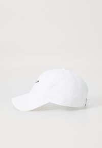 Hvid baseballkasket med buet skygge, seks-panel design og et broderet sort logo på fronten. Blødt bomuldsstof.