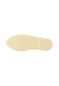 Suela de zapato de goma en color blanco roto, con un diseño de gancho en la parte inferior para mayor tracción. El material es flexible y tiene una textura suave.