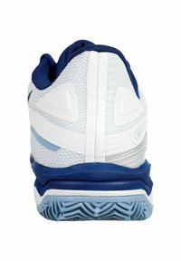 Weißer und marineblauer Sportschuh mit einem strukturierten Mesh-Obermaterial, gepolstertem Kragen und gemustertem Gummisohle. Die Rückansicht hebt das Design und die Farben hervor.