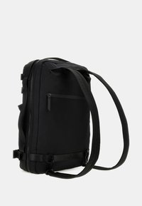 Rucsac negru dintr-un material durabil, cu un buzunar frontal cu fermoar, curele reglabile și un design minimalist cu linii elegante.