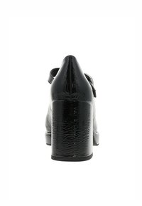 Chaussure à talon haut noire en matériau brillant, avec un bout pointu et un talon carré texturé. Une bride de cheville est visible.